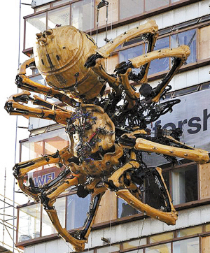 15米長(zhǎng)巨型蜘蛛機(jī)械裝置亮相城市樓宇，創(chuàng)意藝術(shù)引發(fā)熱議